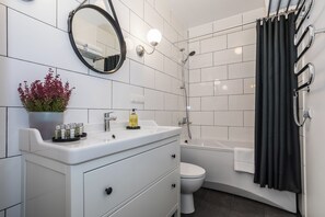 Shower, hair dryer, towels, soap - Heritage House Deluxe apartment (Klaipėda)
