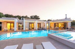 Pool - Red Oak Tree Villa - High-Spec Contemporary Villa with Garden & Jacuzzi (Rethymno)