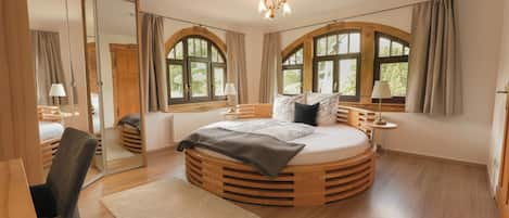 Travel cot, free WiFi, bed sheets