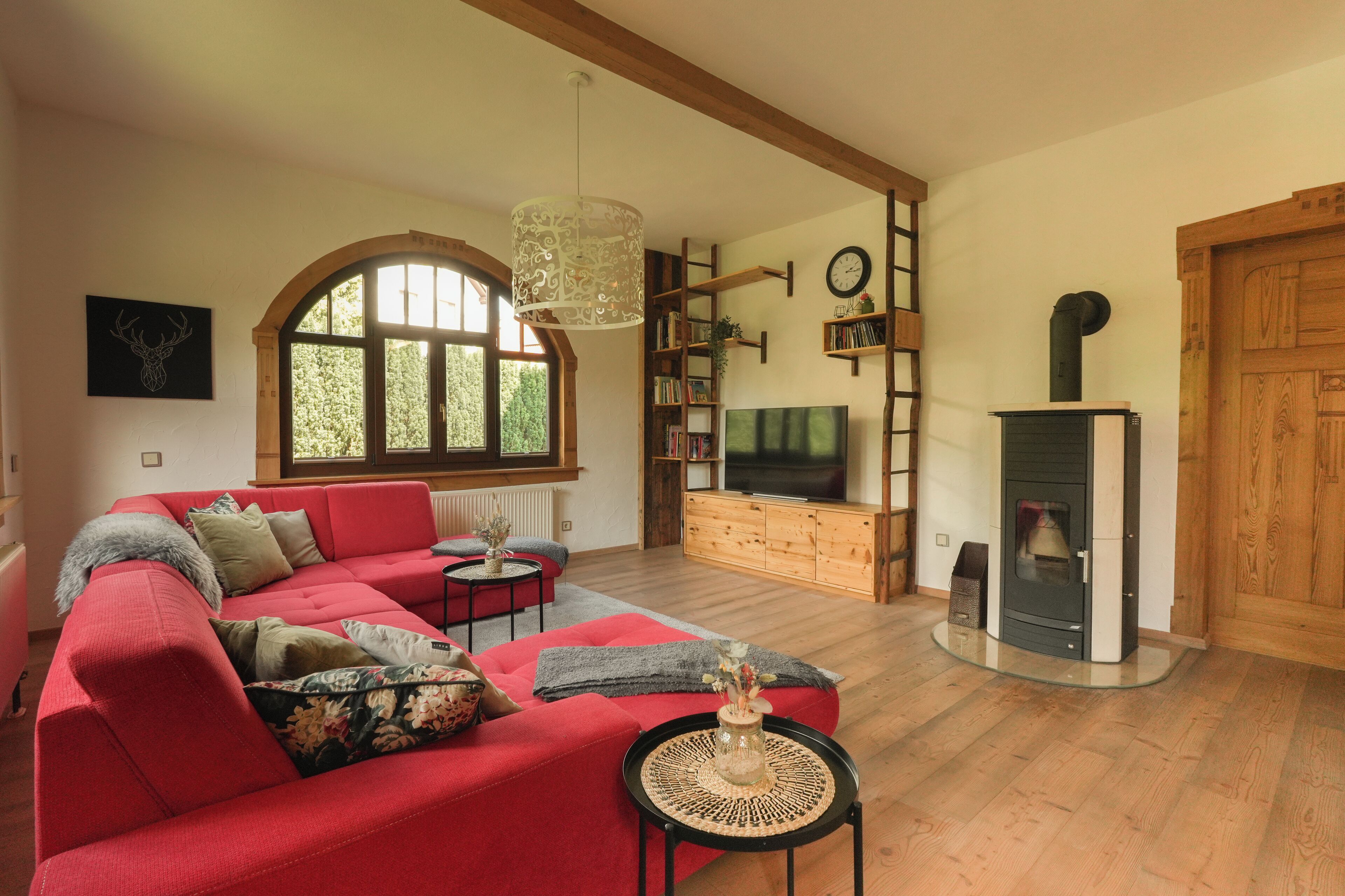 Smart-TV, Kamin, Bücher