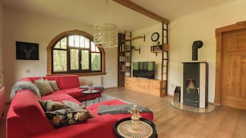 Smart-TV, Kamin, Bücher