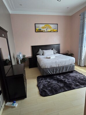 1 bedroom, iron/ironing board, WiFi, bed sheets - Fully Furnished apartment with faster internet and astone throw to the main Road (Najjera)