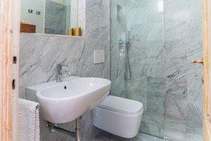 Hair dryer, towels, soap, toilet paper - Donati Tower Loggia: in the heart of Florence with spectacular views of the Duomo (Firenze)