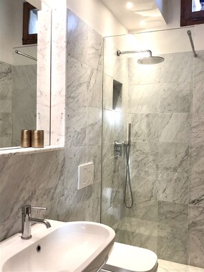 ヘアドライヤー、タオル、石鹸、トイレットペーパー