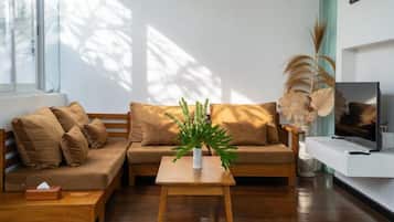 Premium villa, uitzicht op zwembad | Woonruimte | Flatscreentelevisie