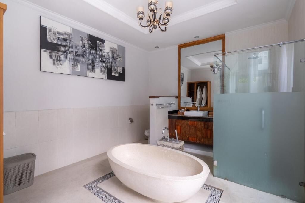 Villa Premium, vue piscine | Salle de bain