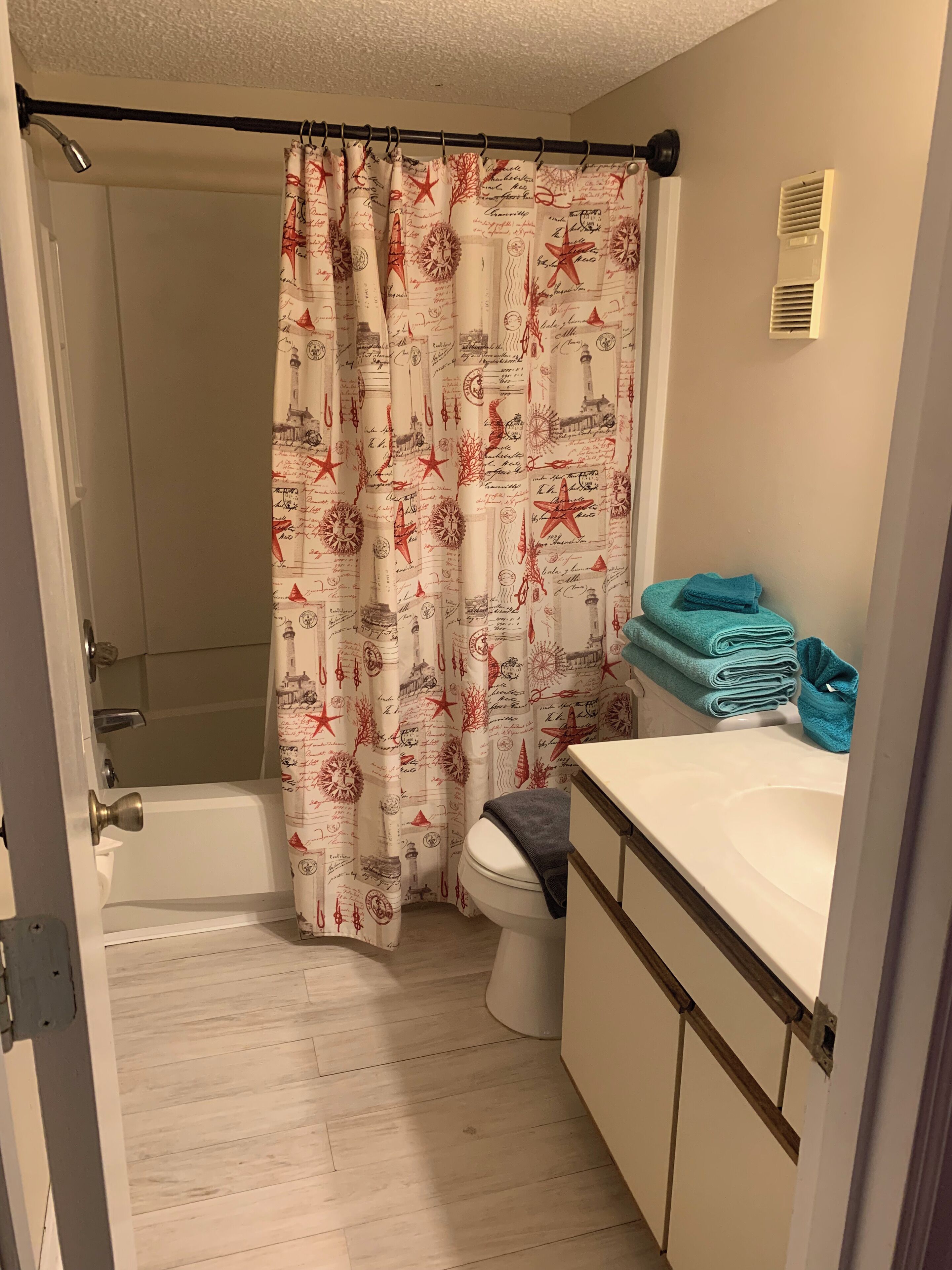 Kondominium Khas, 2 kamar tidur, balkon, pemandangan kebun | Kamar mandi | Kombinasi shower/bathtub dan perlengkapan mandi gratis