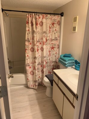 特色公寓客房, 2 間臥室, 露台, 花園景 | 浴室 | 花灑/浴缸組合、免費梳洗用品、風筒、提供毛巾