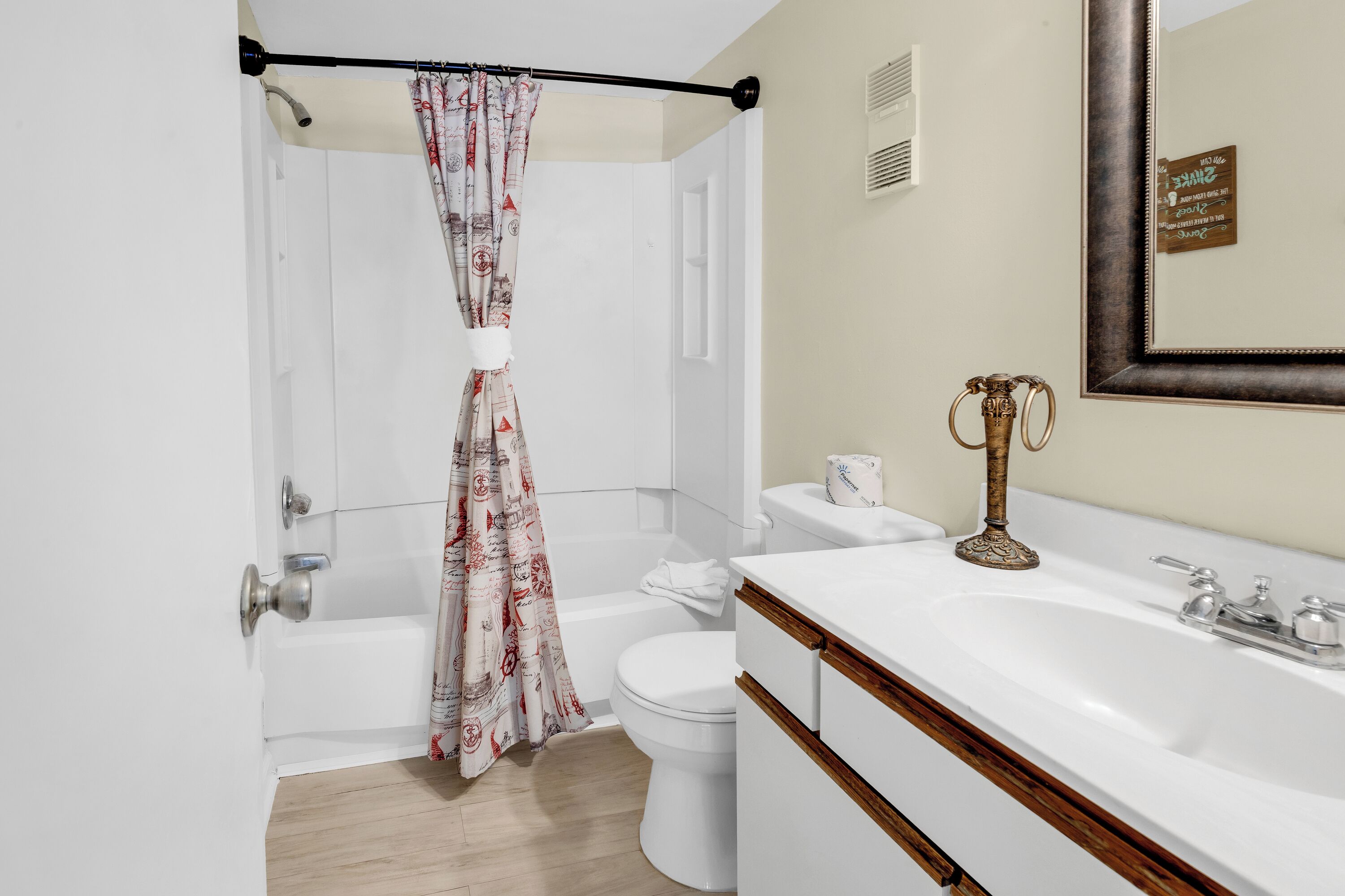 Een badkamer met een bad, toilet en wastafel.