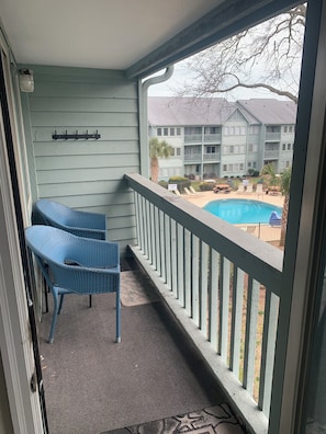 Condo com design assinado, 2 quartos, sacada, vista para o jardim | Vista da sacada