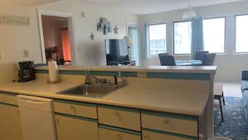 Signature Condo, 2 Bedrooms, Balcony, Garden View | Private kitchen | Fridge, microwave, oven, stovetop