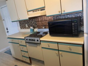 Signature Condo, 2 Bedrooms, Balcony, Garden View | Private kitchen | Fridge, microwave, oven, stovetop - Myrtle Beach Resort 6306 (Myrtle Beach)