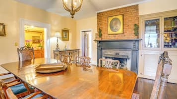 House (6 Bedrooms) | Interior