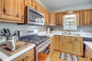 Interior - 2 Mi to Dtwn Ellijay! Outdoorsy Escape w/ Hot Tub (Ellijay)