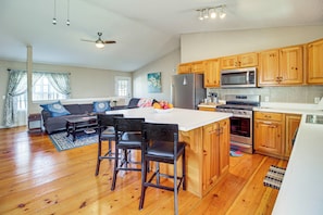 Interior - 2 Mi to Dtwn Ellijay! Outdoorsy Escape w/ Hot Tub (Ellijay)