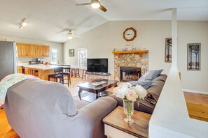 Interior - 2 Mi to Dtwn Ellijay! Outdoorsy Escape w/ Hot Tub (Ellijay)