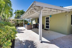 A covered patio area with a pergola, outdoor seating, and a garden with various plants. - 5 Mi to Beaches! Family Home in Fort Lauderdale (Fort Lauderdale)