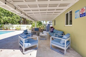 A covered outdoor area with a pool, lounge chairs, and a sofa. - 5 Mi to Beaches! Family Home in Fort Lauderdale (Fort Lauderdale)