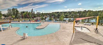All-season Fun! Tobyhanna Getaway w/ Lake Access