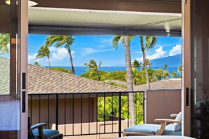 Interior - Ocean View Suite, Best Sleep Tempurpedic, Beach Clubhouse, Jacuzzi (Kaanapali)