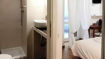 Classic Double or Twin Room | Bilik Mandi | Pancuran mandi, kelengkapan dandanan diri percuma, pengering rambut