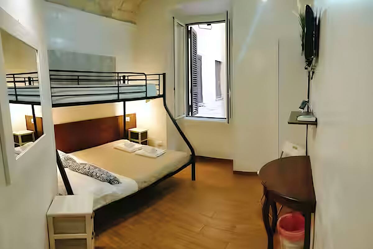 Kahden hengen classic-huone (yksi tai kaksi sänkyä) | Työpöytä, kannettavalle tietokoneelle sopiva työtila, pimennysverhot