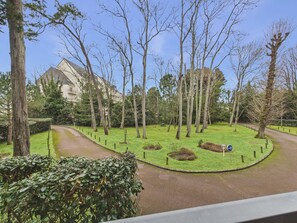 A residential area with a curved driveway, a grassy lawn, and a row of trees. - 70m from the beach, flat for 2 in La Baule (La Baule-Escoublac)