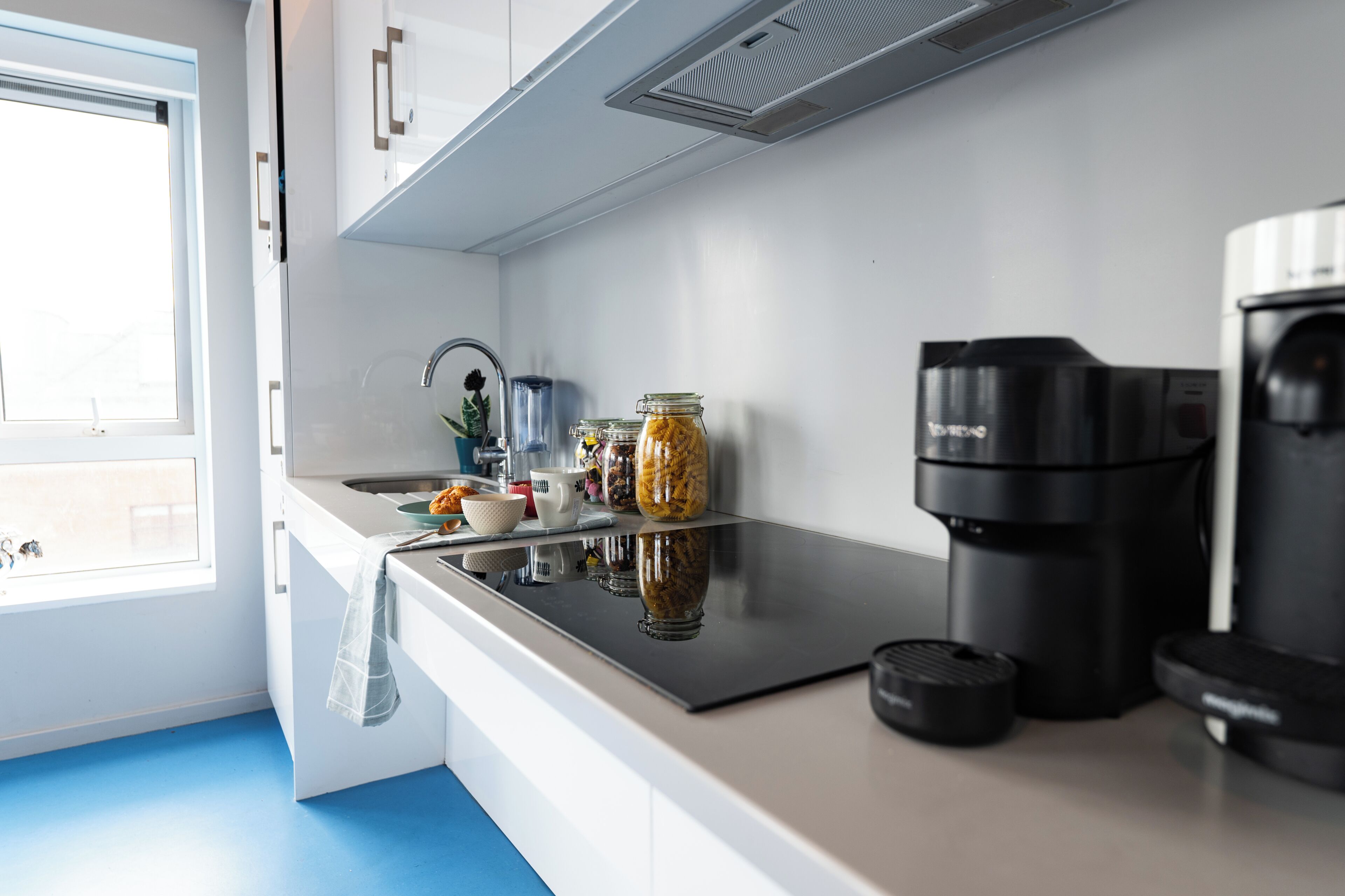 Réfrigérateur, micro-ondes, batterie de cuisine, vaisselle et ustensiles