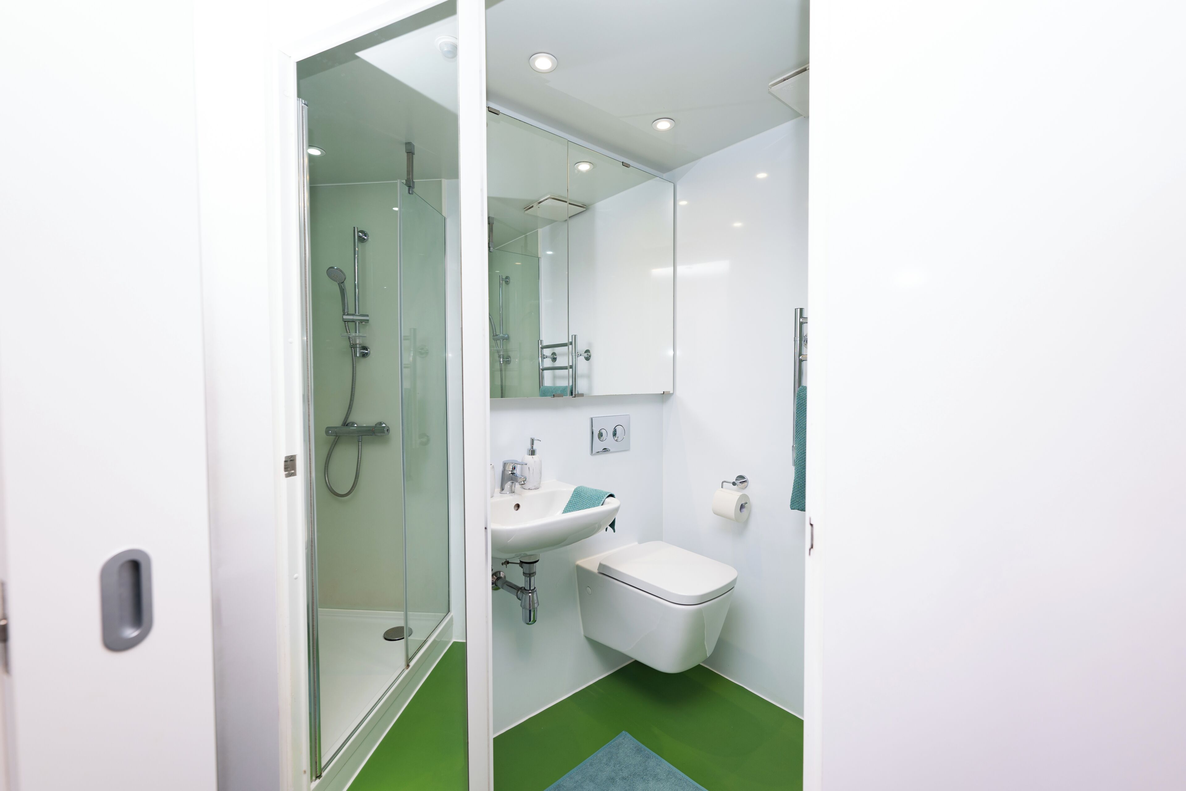 Handuk dan tisu toilet