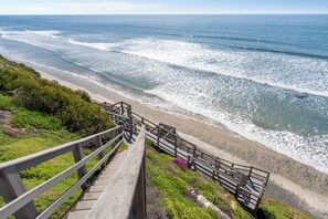 On the beach - Private Bluff-Top Oceanfront Estate | Beach Access (Encinitas)