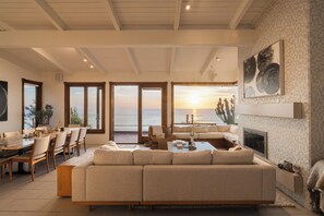 Smart TV, fireplace, DVD player, offices - Private Bluff-Top Oceanfront Estate | Beach Access (Encinitas)