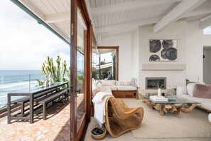 Smart TV, fireplace, DVD player, offices - Private Bluff-Top Oceanfront Estate | Beach Access (Encinitas)