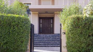 Pintu masuk hartanah