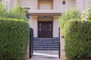 Property entrance - ELITE 6BR Palace Elegant Royal Stay (Sixth of October)