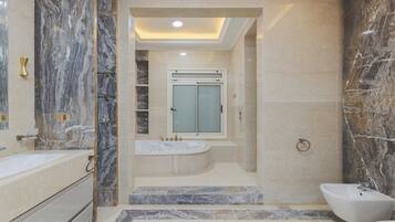 Luxury Villa, 6 Bedrooms, Private Pool, Executive Level | Bilik Mandi | Tuala disediakan, sabun, syampu, tisu tandas