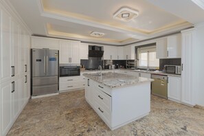 Biệt thự Cao cấp, 6 phòng ngủ, hồ bơi riêng, tầng Executive | Bếp riêng | Tủ lạnh, lò vi sóng, lò nướng, bếp nấu 