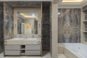 Villa Luxury, 6 camere da letto, piscina privata, al piano executive | Bagno | Asciugamani, sapone, shampoo, carta igienica