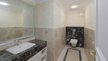 Luxury-Villa, 6 Schlafzimmer, eigener Pool, Executive-Etage | Badezimmer | Handtücher, Seife, Shampoo, Toilettenpapier