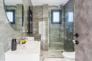 Apartment, Balkon, Stadtblick | Badezimmer | Kostenlose Toilettenartikel, Haartrockner, Hausschuhe, Handtücher