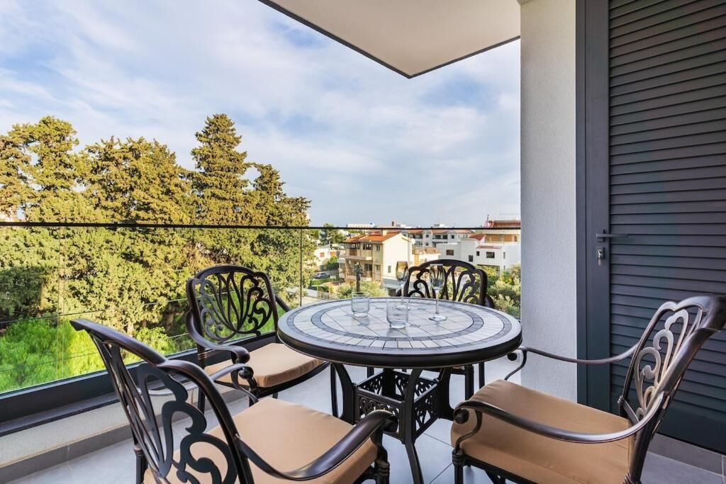 Apartment, Balcony, City View | Outdoor dining