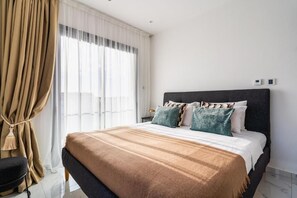 Íbúð - svalir - borgarsýn | Skrifborð, straujárn/strauborð, ókeypis þráðlaus nettenging