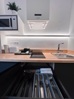 Mini-fridge, microwave, stovetop, cookware/dishes/utensils - Sorolla Urban Suites (Valencia)