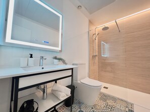 Shower, hair dryer, towels, soap - Sorolla Urban Suites (Valencia)