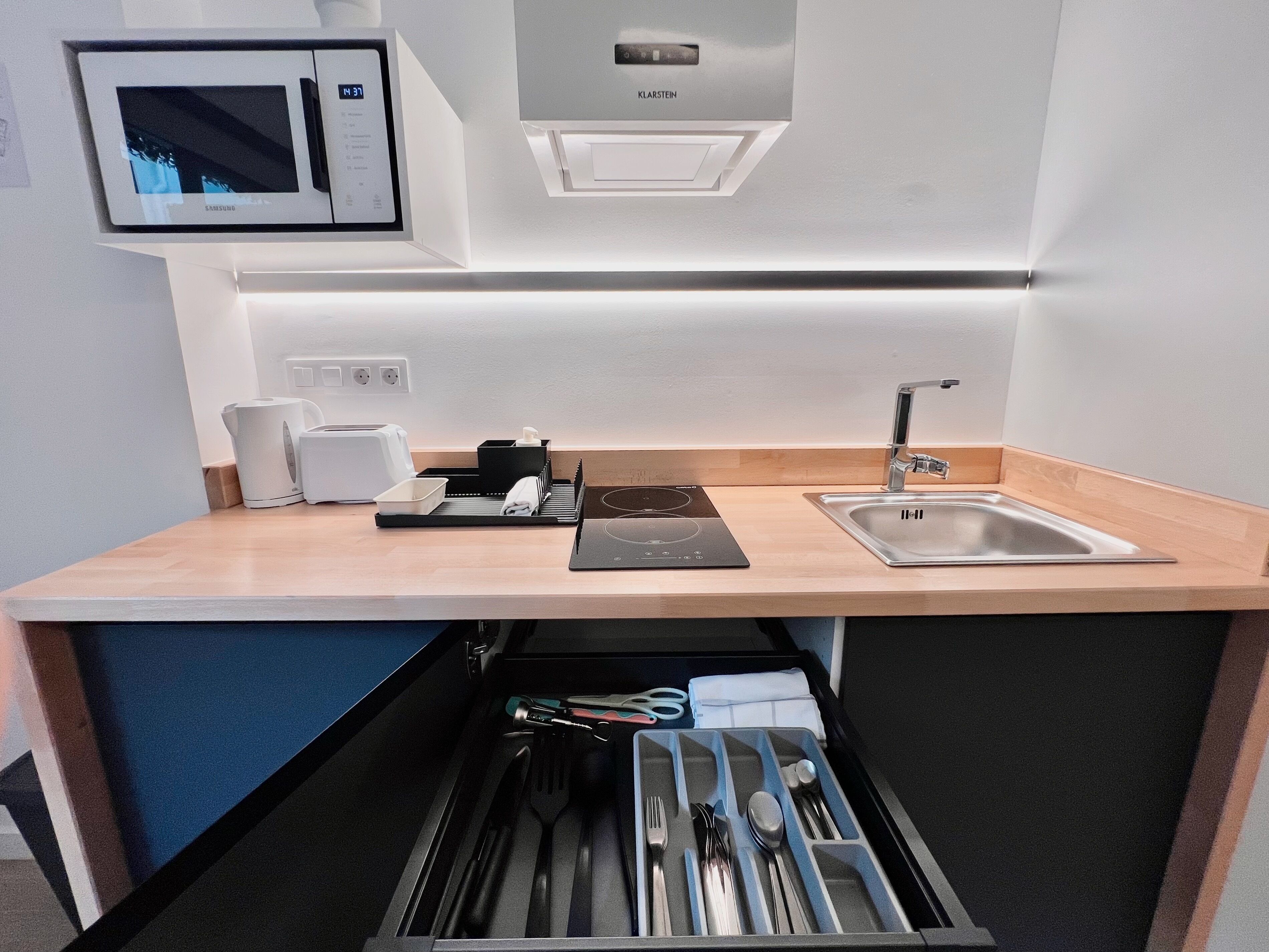 Phòng | Bếp riêng | Tủ lạnh nhỏ, lò vi sóng, bếp nấu, dụng cụ nấu nướng/bát dĩa/dao nĩa 