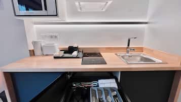 Kamar Twin | Dapur pribadi | Lemari es kecil, microwave, kompor, dan peralatan masak/sendok-piring