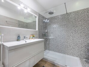 Een douche, een haardroger, handdoeken