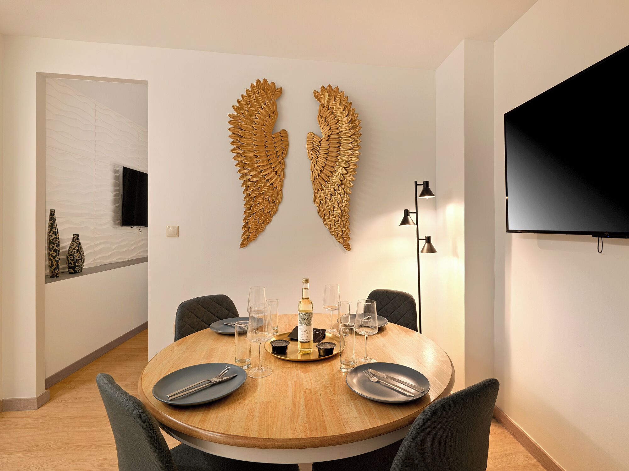 Superior Suite, City View | Dining