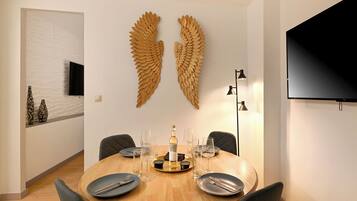 Superior Suite, City View | Dining