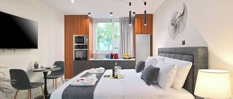 Suite Deluxe, vista a la ciudad | Caja de seguridad en la habitación, cortinas blackout y insonorización