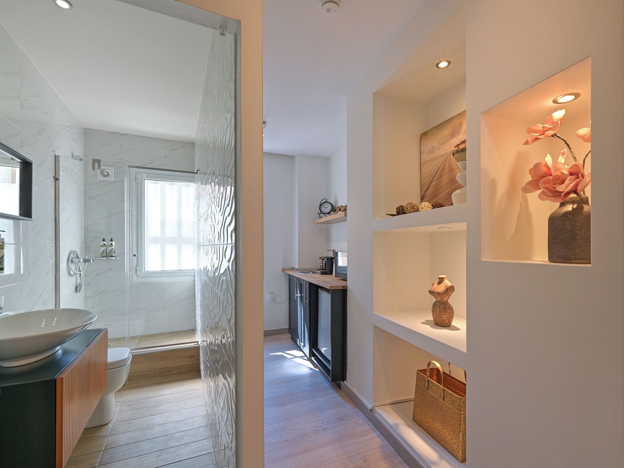 Dusche, kostenlose Toilettenartikel, Haartrockner, Hausschuhe